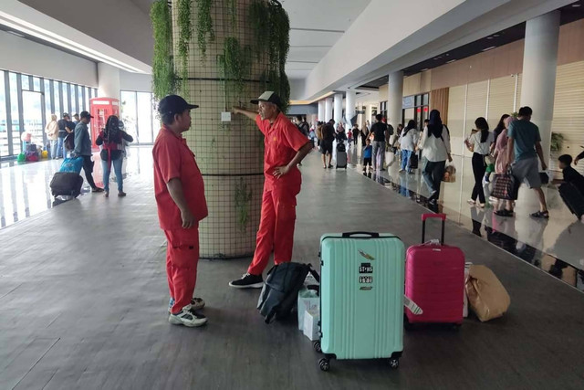 Porter di Pelabuhan Merak, Senin (15/4/2024). Dok: kumparan