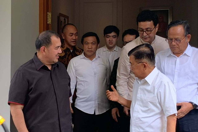 Wakil Presiden ke 10 dan 12 sekaligus Ketua Dewan Masjid Indonesia, Jusuf Kalla (JK) dan Pendeta Gilbert Lumoindong (kiri) konferensi pers di kediaman JK, Jalan Brawijaya, Jakarta, Senin (15/4/2024).  Foto: Luthfi Humam/kumparan