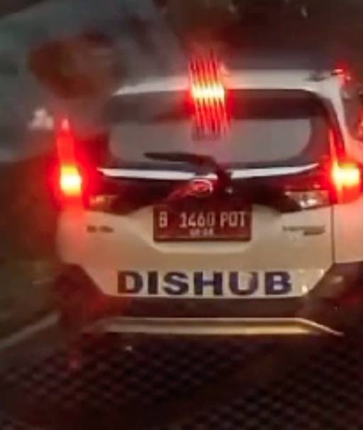 Terekam kamera, mobil Dishub pembuang sampah di Puncak. Dok: Ist/akun Instagram @txtdaripuncak