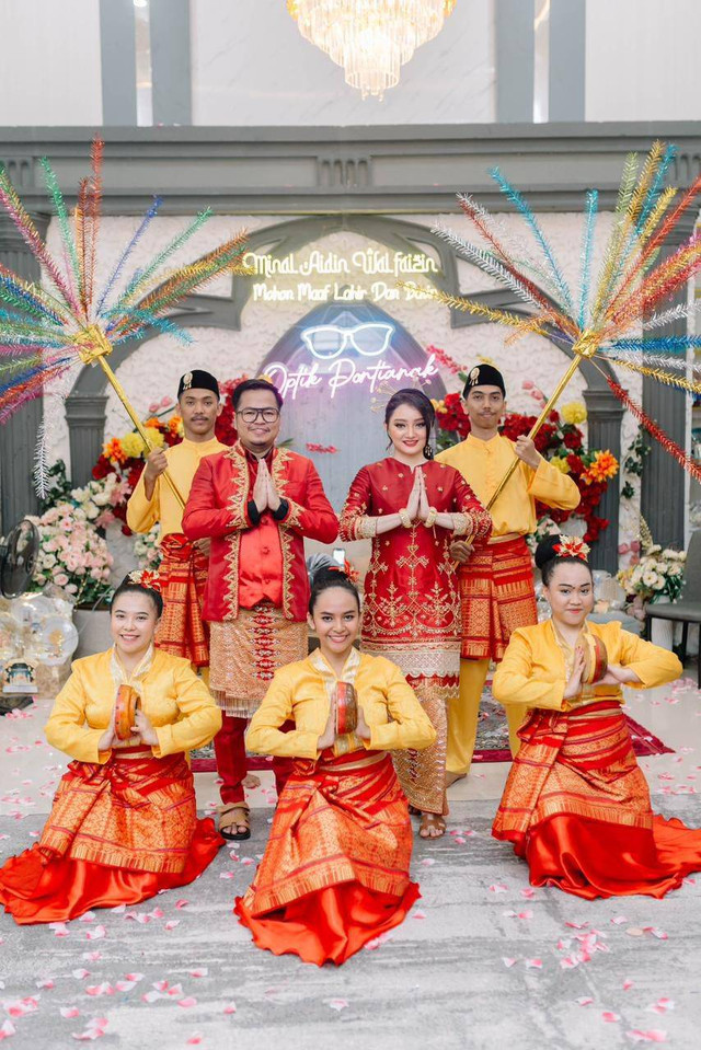 Halalbihalal di kediaman selebgram sekaligus pengusaha, Prima Emon dan Nadia Sarosa di Pontianak mengusung tema budaya Melayu. Foto: Dok. Istimewa