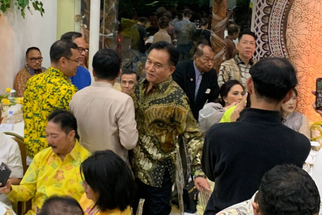 Ketua Umum Partai Bulan Bintang (PBB), Yusril Ihza Mahendra, tiba di acara halalbihalal DPP Partai Golkar, Jakarta, Senin (15/4/2024). Foto: Luthfi Humam/kumparan