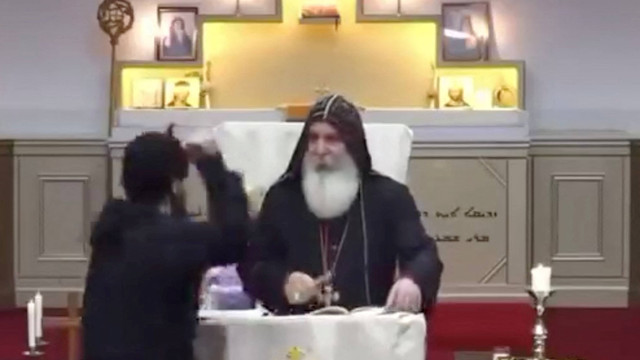 Seorang penyerang mendekati Uskup Mar Mari Emmanuel saat kebaktian gereja di Gereja Christ The Good Shepherd, Sydney, Australia, Senin (15/4/2024). Foto: Reuters