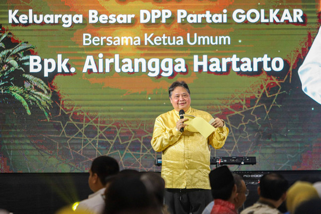 Ketua Partai Golkar Airlangga Hartarto memberikan sambutan di acara Halalbihalal di DPP Golkar, Jakarta, Senin (15/4/2024). Foto: Iqbal Firdaus/kumparan