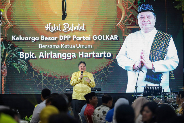 Ketua Partai Golkar Airlangga Hartarto memberikan sambutan di acara Halalbihalal di DPP Golkar, Jakarta, Senin (15/4/2024). Foto: Iqbal Firdaus/kumparan