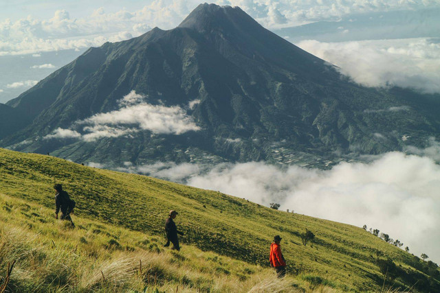 Pemandangan Memukau Gunung Merbabu. Foto: Yub 12/Unsplash
