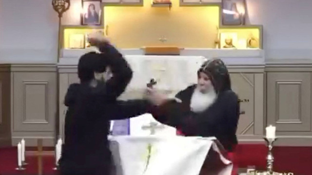 Seorang penyerang mendekati Uskup Mar Mari Emmanuel saat kebaktian gereja di Gereja Christ The Good Shepherd, Sydney, Australia, Senin (15/4/2024). Foto: Reuters