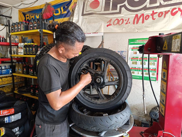 Ilustrasi pemasangan ban gambot. Foto: Fitra Andrianto/kumparan