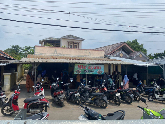 Ramainya Suasana Lebaran di Warung Bakso Mie Ayam Ayah Ardhi, Bekasi (11/4/2024)