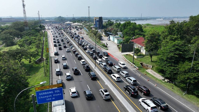 Kondisi one way yang diberlakukan Jasa Marga di Tol Cikampek, Rabu (19/4). Foto: Dok Jasa Marga.
