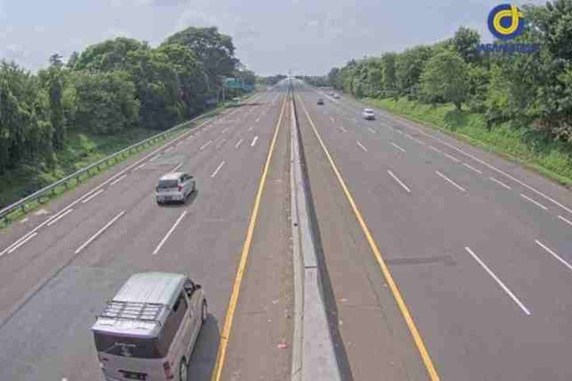 Tangkapan layar lalu lintas di Tol Japek KM 72+200, Selasa (16/4/2024) Foto: Dok Travoy Jasamarga