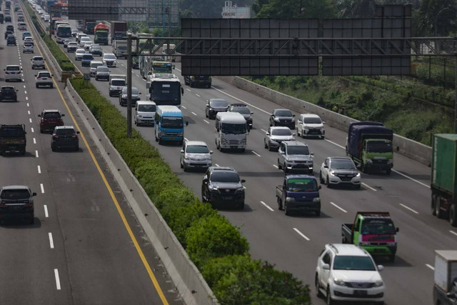 Sejumlah kendaraan melintas di ruas Tol Jakarta-Merak, Kota Tangerang, Banten, Rabu (29/12/2021). Foto: Fauzan/ANTARA FOTO