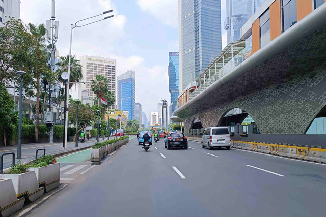 Kondisi lalu lintas Jalan MH Thamrin arah Bundaran HI, Selasa (16/4/2024) Foto: Thomas Bosco/kumparan