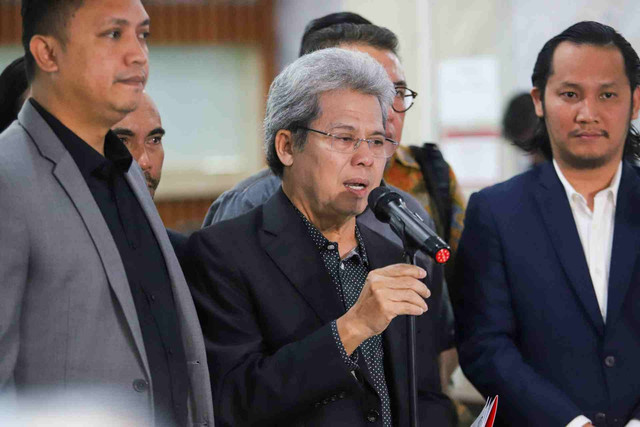 Tim Hukum calon presiden dan wakil presiden nomor urut 3 Ganjar Pranowo-Mahfud MD menyerahkan kesimpulan sidang sengketa hasil Pilpres ke Mahkamah Konstitusi, Selasa (16/4/2024) Foto: Iqbal Firdaus/kumparan