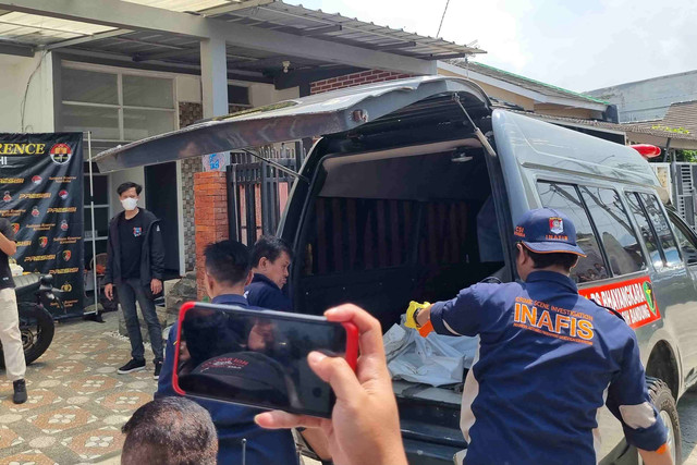 Evakuasi jenazah yang dibunuh dan dikubur di dalam rumah di Bandung Barat, Selasa (16/4/2024) Foto: Dok. Istimewa