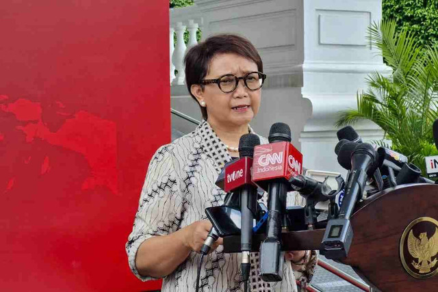 Menlu Retno Marsudi usai ratas membahas situasi terkini Iran-Israel, Selasa (16/4/2024) Foto: Nadia Riso/kumparan