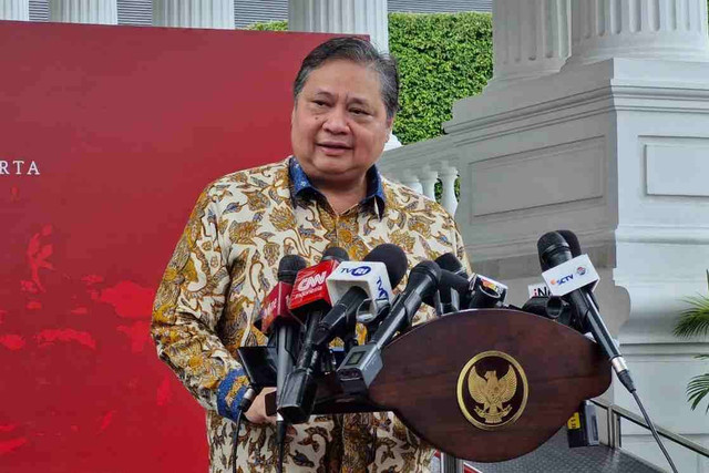 Menko Perekonomian Airlangga Hartarto usai ratas membahas situasi terkini Iran-Israel, Selasa (16/4/2024) Foto: Nadia Riso/kumparan