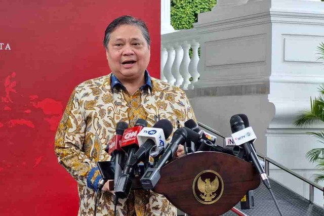 Menko Perekonomian Airlangga Hartarto usai ratas membahas situasi terkini Iran-Israel, Selasa (16/4/2024) Foto: Nadia Riso/kumparan