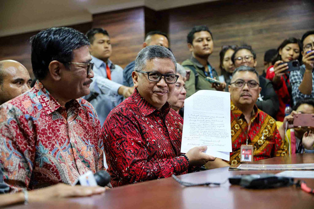 Ketua Umum PDIP Megawati Soekarnoputri yang diwakili Sekjen PDIP Hasto Kristiyanto dan Ketua DPP PDIP Djarot Saiful Hidayat memperlihatkan Sahabat Pengadilan (Amicus Curiae) untuk MK di Gedung MK, Jakarta, Selasa (16/4/2024). Foto: Iqbal Firdaus/kumparan