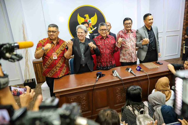 Konpers terkait Ketua Umum PDIP Megawati Soekarnoputri yang diwakili Sekjen PDIP Hasto Kristiyanto dan Djarot Saiful Hidayat menyampaikan Amicus Curiae atau Sahabat Pengadilan untuk MK di Kantor Mahkamah Konstitusi, Jakarta, Selasa (16/4/2024). Foto: Iqbal Firdaus/kumparan