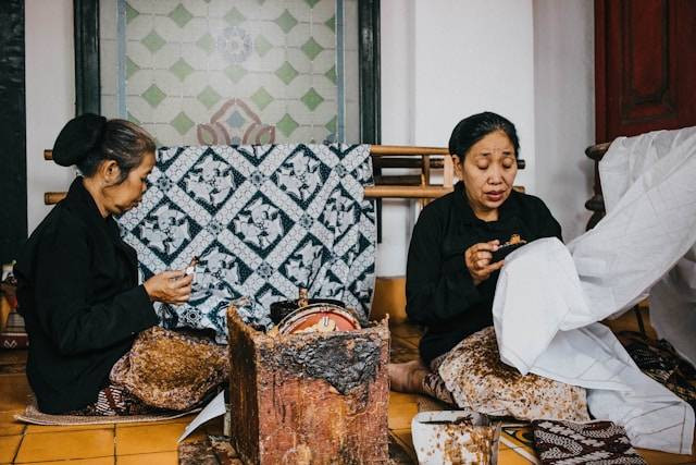 Keunikan Kampung Batik Laweyan Solo. Foto hanya ilustrasi bukan tempat sebenarnya. Sumber foto: Unsplash.com/Camille Bismonte