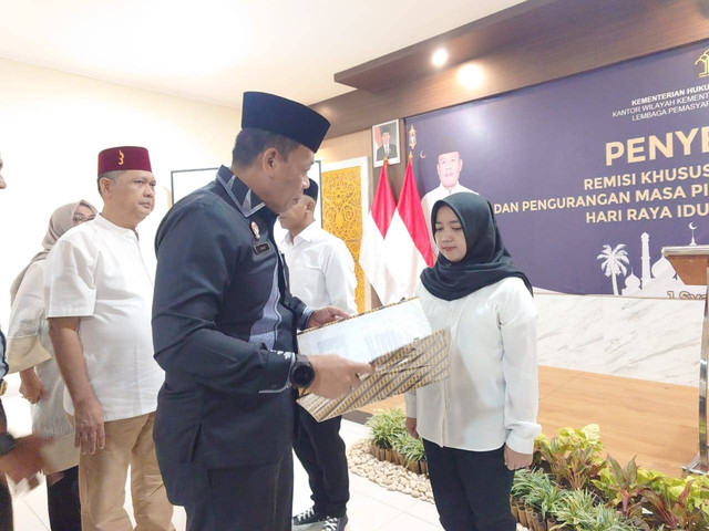 Kakanwil Kemenkumham Jabar sedang memberikan SK Remisi kepada perwakilan Narapidana