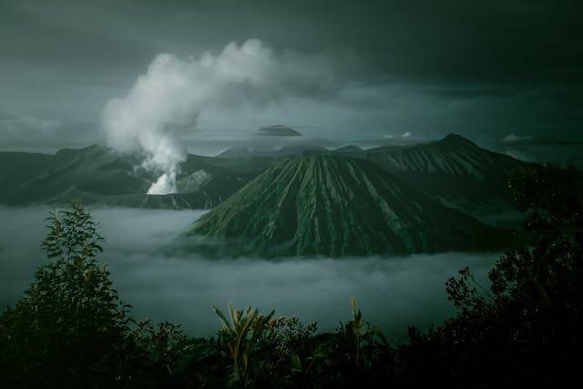 yang dikeluarkan gunung saat erupsi. Sumber: Pexels / Capung Purnomo