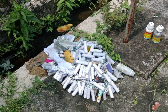 Petasan dari balon udara nyangkut di sebuah kabel listrik di daerah Juwangan, Kalurahan Purwomartani, Kapanewon Kalasan, Kabupaten Sleman, Senin (15/2/2024). Foto: Dok Polsek Kalasan