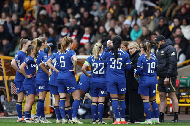 Manajer Chelsea asal Inggris Emma Hayes (3 kanan) bersama para pemainnya saat istirahat bermain selama pertandingan sepak bola final Piala Liga Wanita Inggris antara Arsenal dan Chelsea di Molineux di Wolverhampton, Inggris tengah (31/3/2024) Foto: ADRIAN DENNIS / AFP