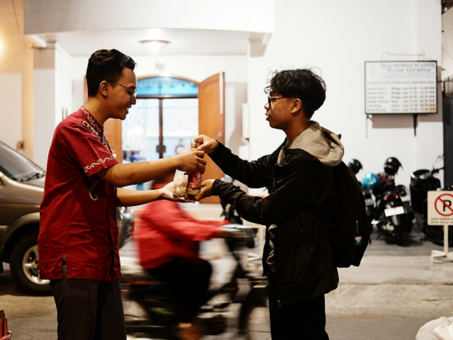 Ilustrasi contoh pengalaman ketika bersilaturahmi ke saudara ataupun tetangga. Sumber: unsplash.com/AldinNasrun.