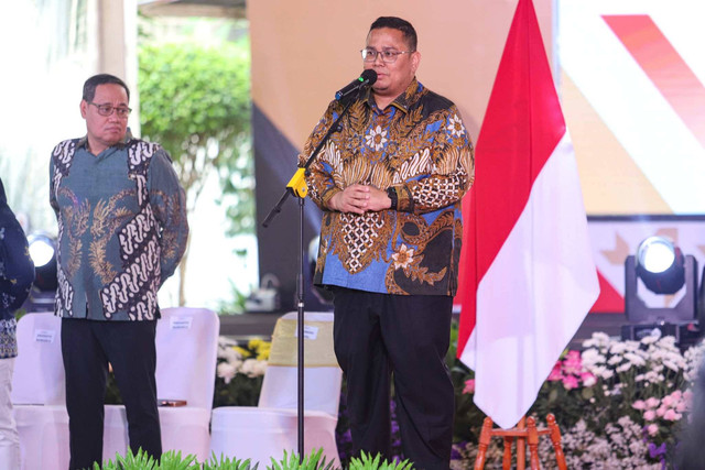 Ketua Bawaslu Rahmat Bagja memimpin apel HUT Bawaslu ke-16 pada Selasa (16/4/2024). Foto: Iqbal Firdaus/kumparan