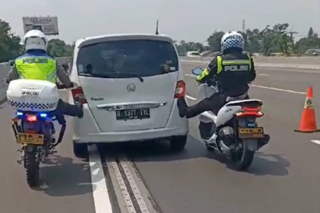 Viral polisi stut mobil di Tol. Foto: Dok. Istimewa