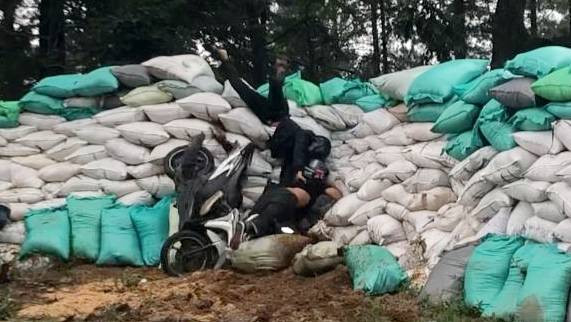 Pemotor yang remnya blong dan menabrak benteng penyelamat, di jalur turunan Cangar-Pacet, Senin (15/4/2024). Foto: Dok. mili.id