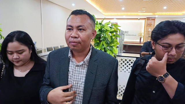 Pengacara korban pria arogan berpelat dinas TNI Palsu, Paulinus Dugis (tengah), saat menemani kedua kliennya membuat laporan polisi di Bareskrim Polri, Selasa (16/4/2024). Foto: Thomas Bosco/kumparan