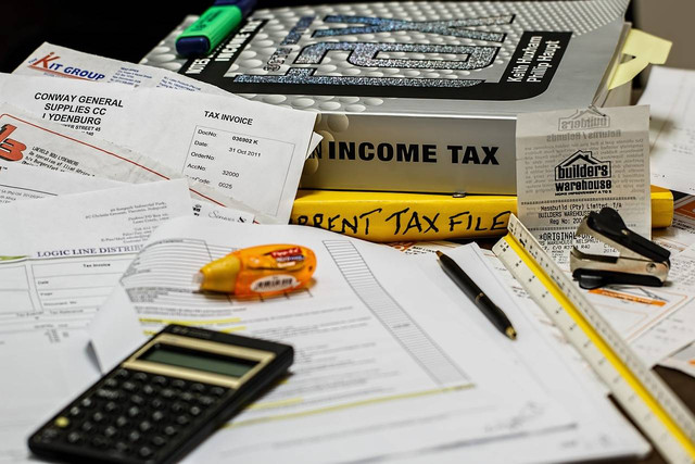 https://cdn.pixabay.com/photo/2014/10/16/20/08/income-tax-491626_1280.jpg