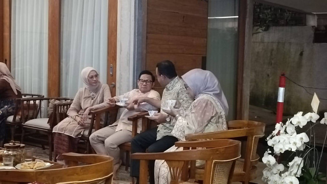 Momen Capres Anies Baswedan bersama istri Fery Farhati dan Cawapres Muhaimin Iskandar bersama istri Rustini Murtadho berlebaran di kediaman Anies Baswedan, Lebak Bulus, Jakarta Selatan, Selasa (16/4/2024). Foto: Fadlan Nuril Fahmi/kumparan