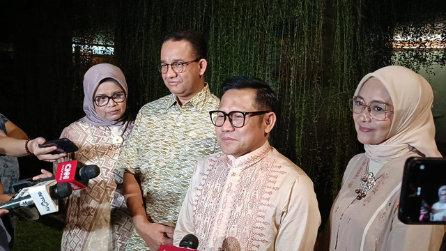 Capres Anies Baswedan dan Cawapres Muhaimin Iskandar saat diwawancarai di kediaman Anies Baswedan di Lebak Bulus, Jakarta Selatan, Selasa (16/4/2024). Foto: Fadlan Nuril Fahmi/kumparan