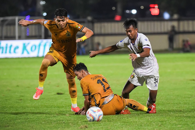 Pesepak bola Bhayangkara FC Dendy Sulistyawan (kiri) melewati hadangan pesepak bola Persik Kediri Moch. Supriadi (kanan) dalam lanjutan Liga 1 di Stadion PTIK, Jakarta, Selasa (16/4/2024). Foto: M Risyal Hidayat/ANTARA FOTO