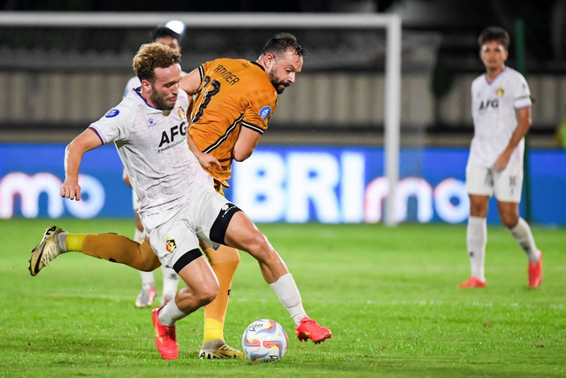 Pesepak bola Bhayangkara FC Matias Mier (kanan) berusaha melewati hadangan pesepak bola Persik Kediri Ze Valente (kiri) dalam lanjutan Liga 1 di Stadion PTIK, Jakarta, Selasa (16/4/2024). Foto: M Risyal Hidayat/ANTARA FOTO