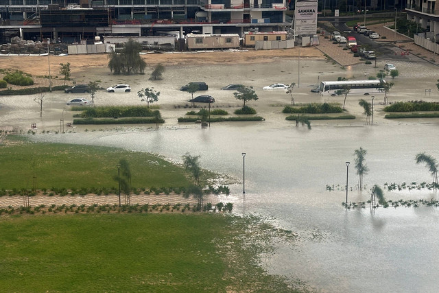 Mobil melewati jalan yang banjir saat hujan badai di Dubai, Uni Emirat Arab, Selasa (16/4/2024). Foto: Abdel Hadi Ramahi/Reuters