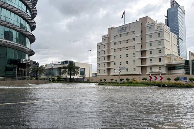 Mobil terparkir di jalan yang banjir saat hujan badai di Dubai, Uni Emirat Arab, Selasa (16/4/2024). Foto: Abdel Hadi Ramahi/Reuters