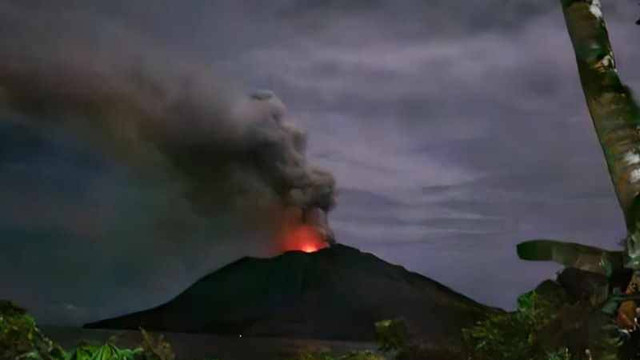 Gunung Ruang di Kabupaten Kepulauan Siau Tagulandang Biaro, Sulawesi Utara, erupsi pukul 19.19 WITA. Foto: ANTARA/Foto