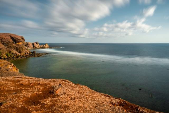 Pantai di Lombok. Sumber: Unsplash/Rizknas