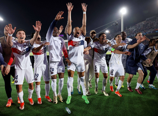 Selebrasi pemain Paris Saint-Germain (PSG) usai mengalahkan Barcelona dalam leg 2 perempat final Liga Champions 2023/24 di Camp Nou pada Rabu (17/4) dini hari WIB. Foto: REUTERS/Juan Medina