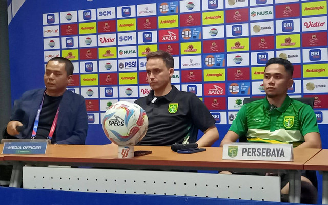 Pelatih Persebaya Paul Munster (tengah). Foto: Masruroh/Basra