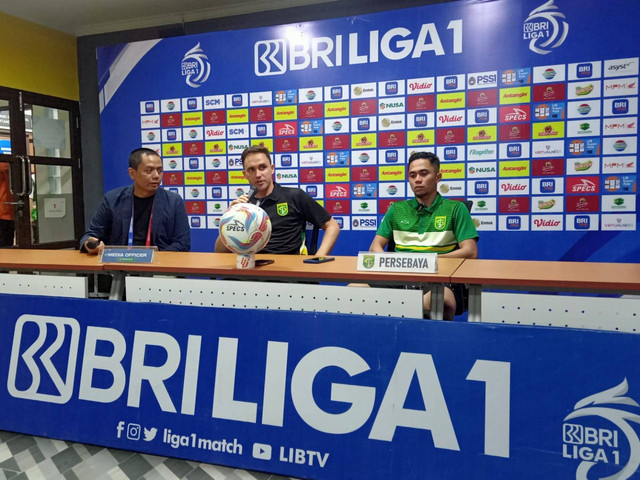 After Match Press Conference Persebaya VS Dewa United, Selasa (16/4) malam. Foto: Masruroh/Basra