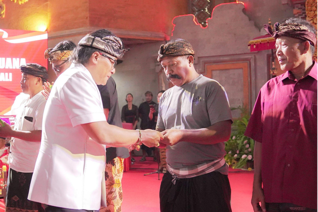 Bupati Badung, Nyoman Giri Prasta, saat menyerahkan hibah uang sebesar Rp 11,9 miliar kepada masyarakat Buleleng. Foto: Istimewa. 