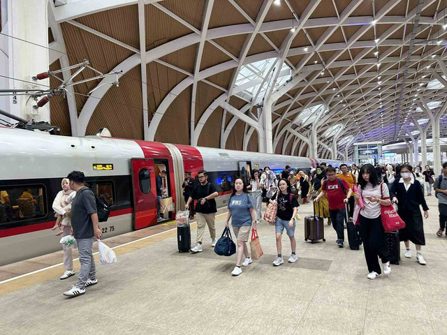 Penumpang Kereta Cepat Whoosh pada arus balik libur Lebaran 2024. Foto: Dok. PT Kereta Cepat Indonesia China (KCIC)