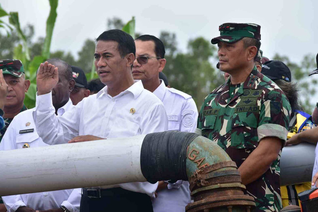 Menteri Pertanian Andi Amran Sulaiman meninjau pemasangan pompanisasi di Desa Amunkay, Distrik Tanah Miring, Kabupaten Merauke, Rabu (17/4/2024).  Foto: Dok Kementerian Pertanian