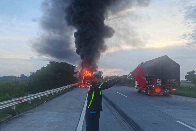 Bus Pahala Kencana bernopol B 7426 TK terbakar di KM 705 jalur A ruas Tol Jombang-Mojokerto, Rabu (17/4/2024) Foto: Dok. PJR Polda Jatim