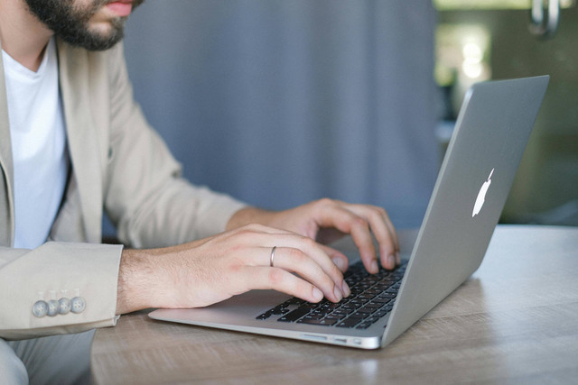 Cara cek hasil seleksi administrasi Rekrutmen Bersama BUMN 2024 dapat dilakukan secara online. Foto: Pexels.com
